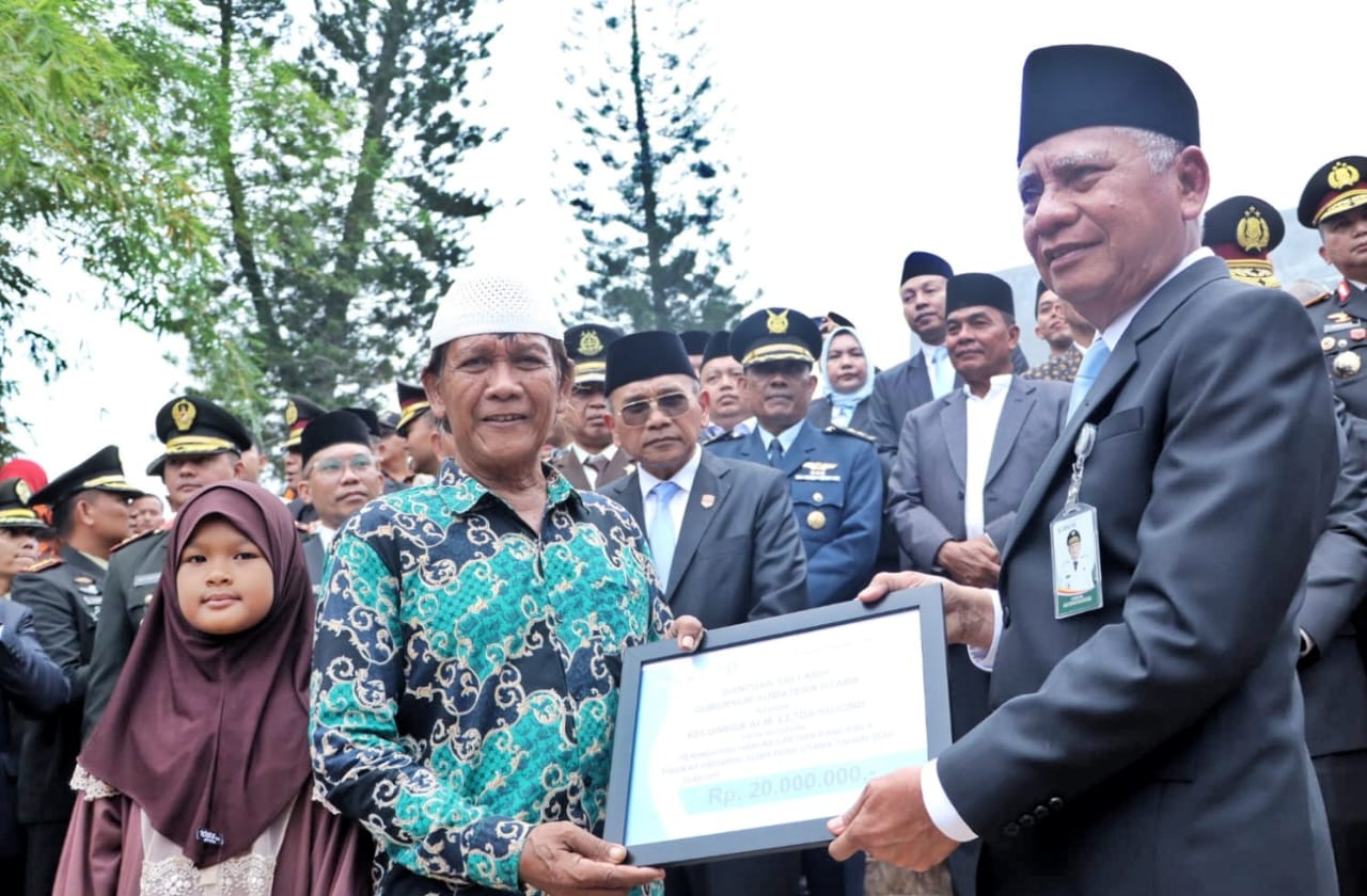 kepada keluarga almarhum dari Pemerintah Provinsi Sumut, Pemkab Simalungun, Pemko Pematangsiantar, PTPN III Kebun Bandar Betsy dan lembaga perbankan Wagub Sumut Surya menyerahkan kepada keluarga almarhum dari Pemerintah Provinsi Sumut, Pemkab Simalungun, Pemko Pematangsiantar, PTPN III Kebun Bandar Betsy dan lembaga perbankan. Foto; Dinas Kominfo Simalungun