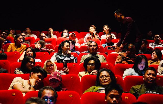 Wali Kota Medan Rico Tri Putra Bayu Waas bersama Ketua TP PKK Kota Medan Airin Rico Waas menyaksikan penayangan perdana film Djamin Setia Selamanya.