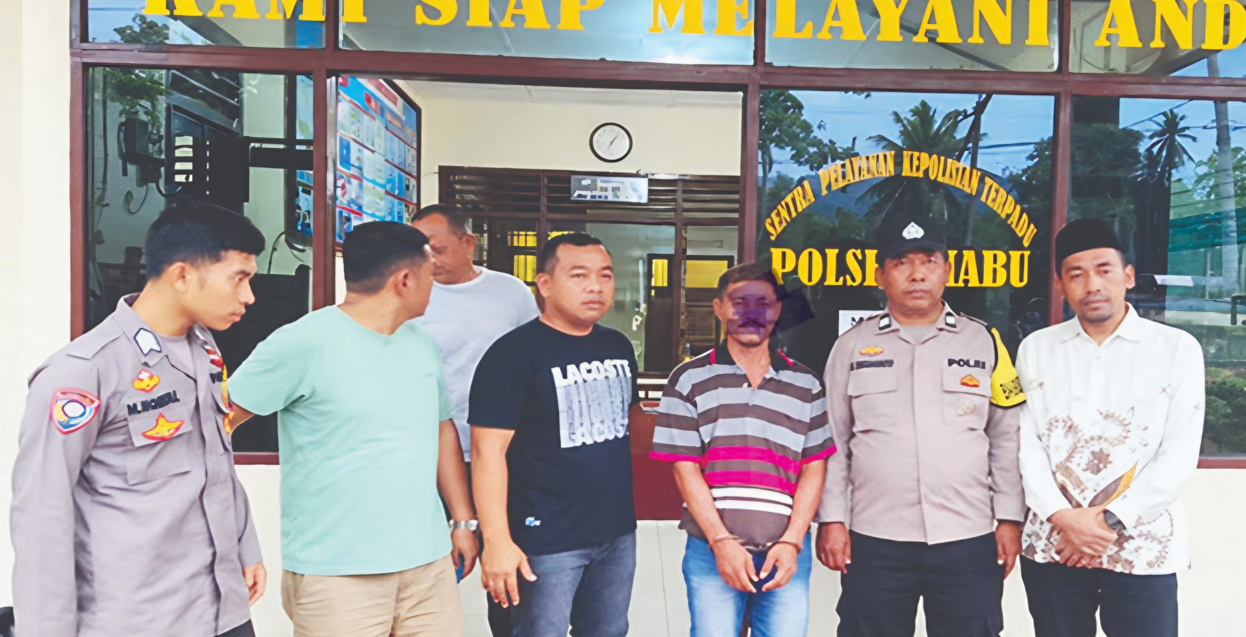 Terduka Pelaku penikaman Anggota DPRD Madina saat diamankan di Polsek Siabu. Foto; IST