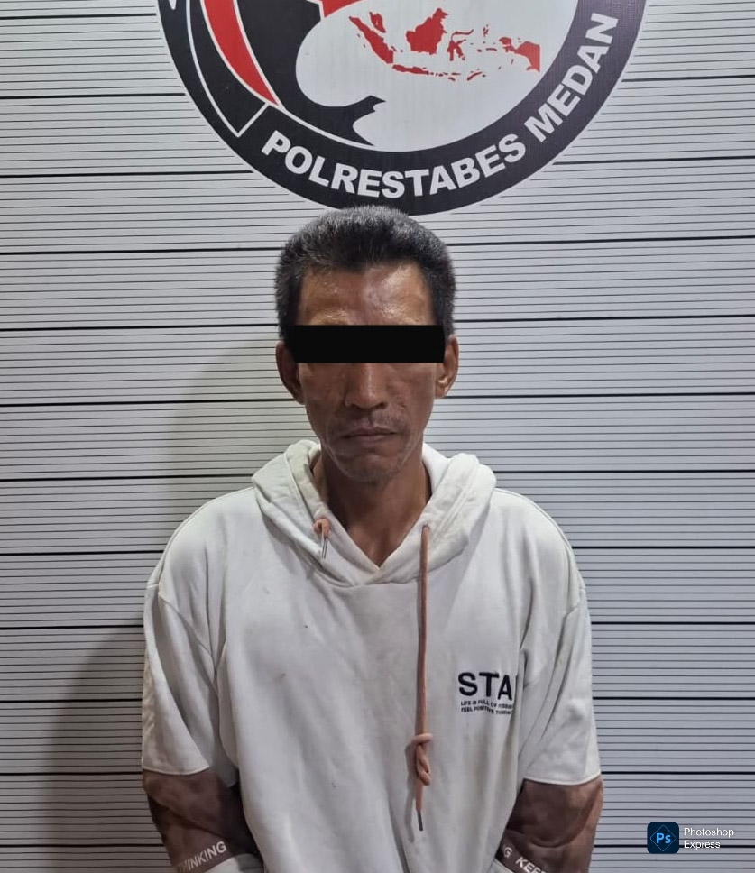 Pria usia 49 ini tersandung kasus narkotika dan kini ditahan di kantor polisi. (Ist)