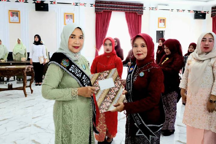 Bunda Pendidikan Anak Usia Dini (PAUD) Kabupaten Mandailing Natal (Madina) Ny. Yupri Astuti Saipullah Nasution mengukuhkan seluruh Bunda PAUD kecamatan
