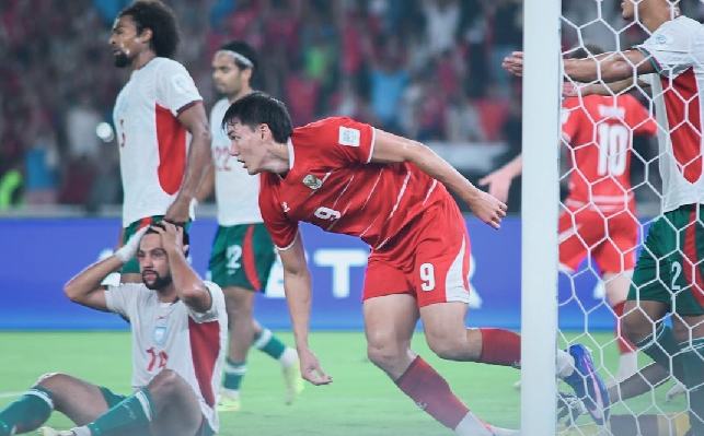 Mitchell Baker mencetak gol ke gawang Bangladesh. Foto/kompas