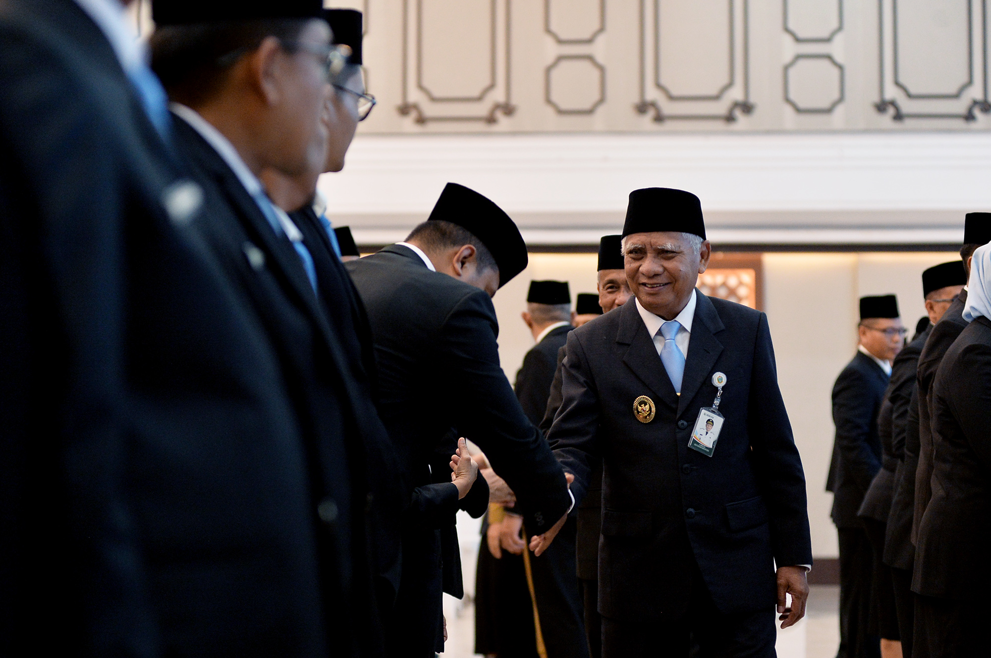 Wakil Gubernur Sumatera Utara Surya mengucapkan selamat pada pejabat administrator yang baru saja dilantik. (Kominfo Sumut Dok)