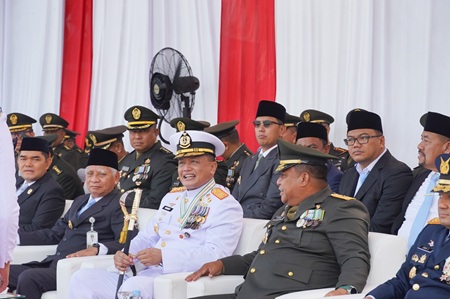 Wali Kota Medan Rico Tri Putra Bayu Waas menghadiri upacara peringatan Hari Ulang Tahun (HUT) ke-81 Tentara Nasional Indonesia (TNI) di Markas Komando Daerah Angkatan Laut (Kodaeral) I Belawan, Senin (5/10/2026).