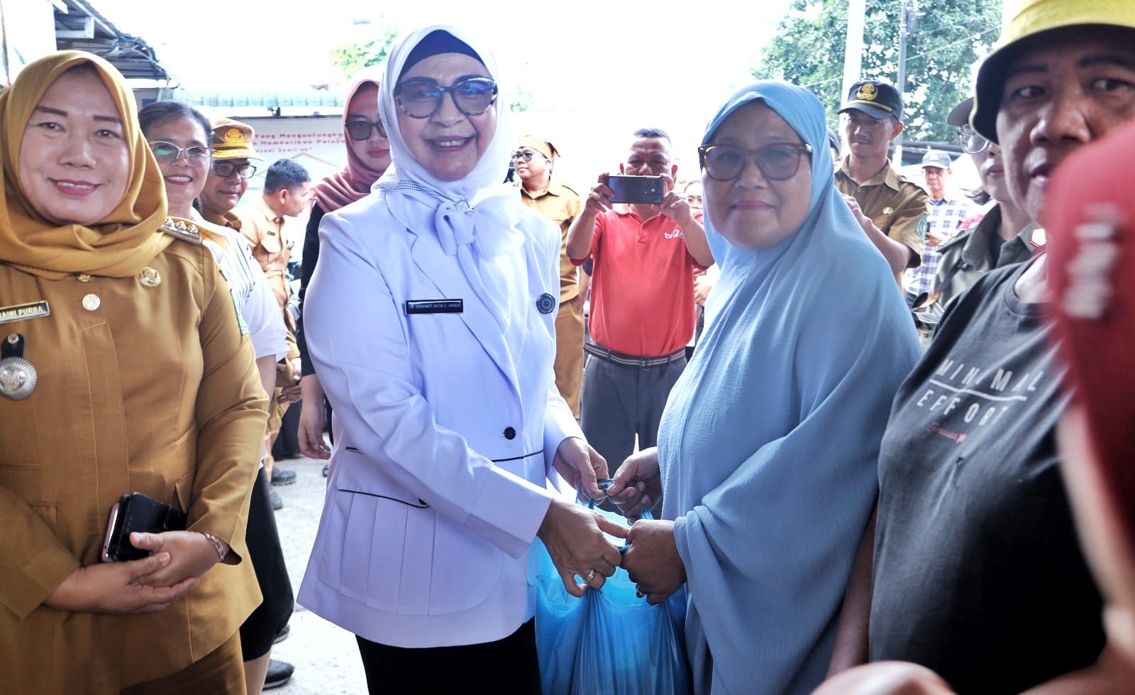Ketua TP PKK Simalungun Darmawati saat di sela sela acara Gerakan Pangan Murah. Foto: dokumen Dinas Kominfo Simalungun