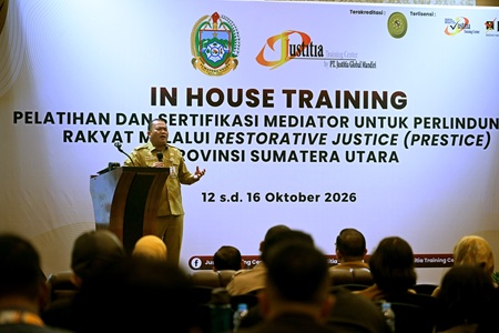 Pj. Sekretaris Daerah Provinsi Sumatera Utara (Sumut) Timur Tumanggor didampingi Kepala Biro Hukum Setdaprov Sumut Aprilla Haslantini Siregar, serta Kepala BPSDM Sumut Agustinus, membuka acara Pelatihan dan Sertifikasi Mediator Untuk Perlindungan Rakyat Melalui Restorative Justice (PRESTICE) Provinsi Sumut di Hotel Karibia Boutique, Jalan Timor nomor 1, Kota Medan, Senin (12/10/2026). Foto/Diskominfo Sumut
