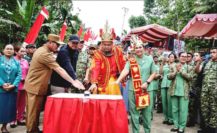 Gubernur Sumut M Bobby Afif Nasution meresmikan Jembatan Bailey bersama KSAD Jenderal TNI Maruli Simanjuntak di Desa Silfalago Gomo, Kecamatan Boronadu, Kabupaten Nias Selatan, Selasa (10/3/2026).